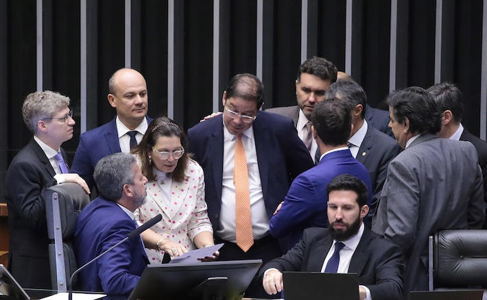 Câmara aprova 3º projeto do pacote fiscal com teto para salário mínimo, mas desidrata mudança no BPC