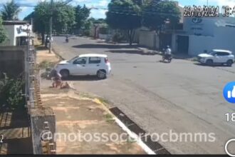 Capivara News TV: Vídeo mostra arremesso de mãe e criança da moto, após Uno invadir cruzamento