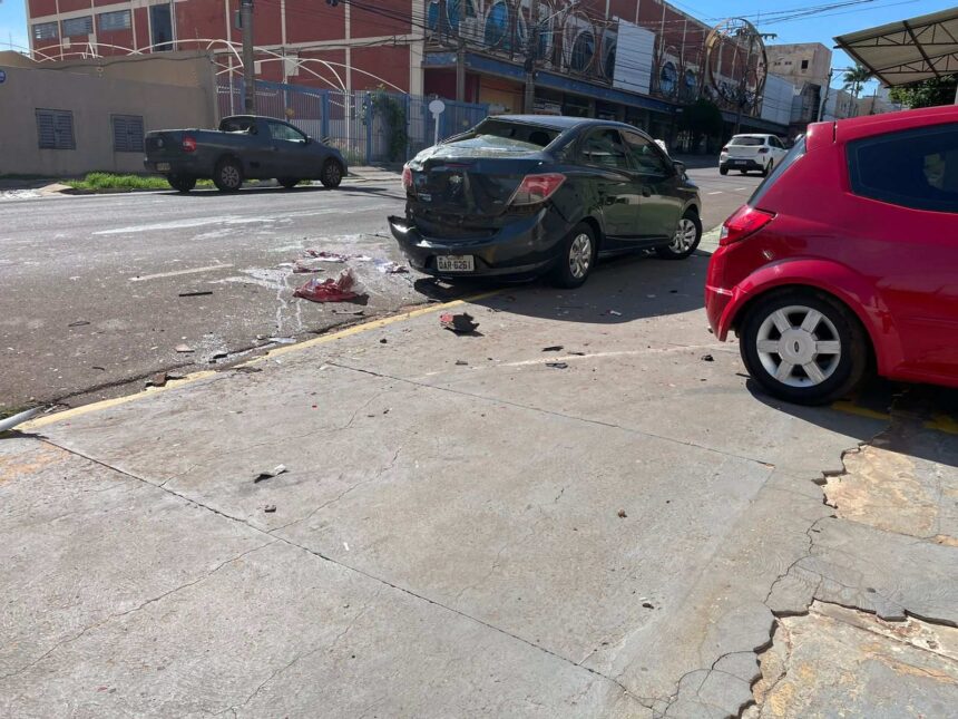 Motorista morreu após bater carro em veículos parados na 13 de Maio (Foto: Ingrid Rocha)