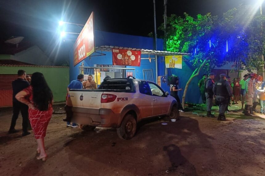 Carro invade comércio em Pontal do Araguaia e deixa 5 feridos. (Foto: Reprodução)