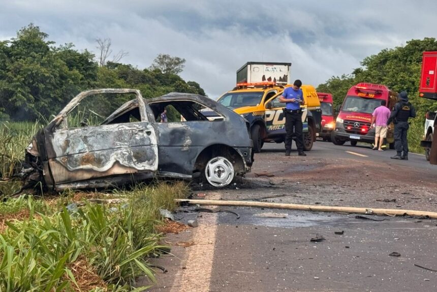 Condutor de Gol morre carbonizado em colisão com carreta na MS-276 neste sábado