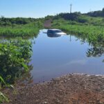 Carro fica submerso em desvio em Rio Negro (Foto: Reprodução)