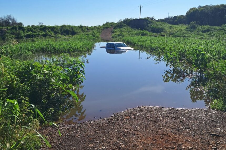 Carro fica submerso em desvio em Rio Negro (Foto: Reprodução)