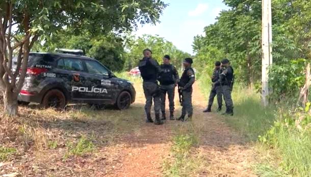 Imagem mostra policiais durante operação em Cuiabá