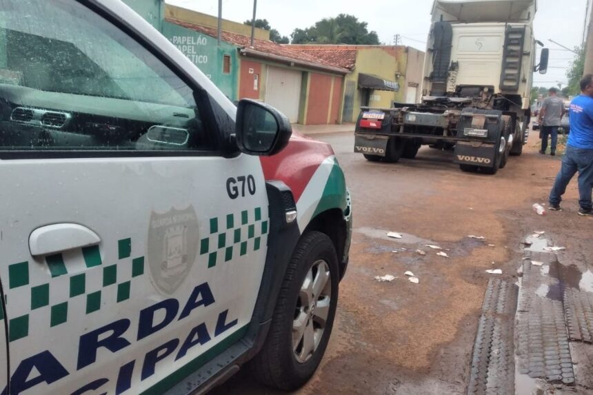 O motorista permaneceu no local para aguardar a chegada da guarnição. (Foto: Guarda Municipal VG)