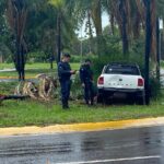 Carro batido foi abandonado em rotatória da Interlagos (Foto: Caio Tumelero)