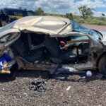 Imagem mostra lateral de carro destruída após batida contra caminhão na BR-070; motorista teve mal súbito