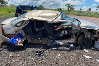 Imagem mostra lateral de carro destruída após batida contra caminhão na BR-070; motorista teve mal súbito