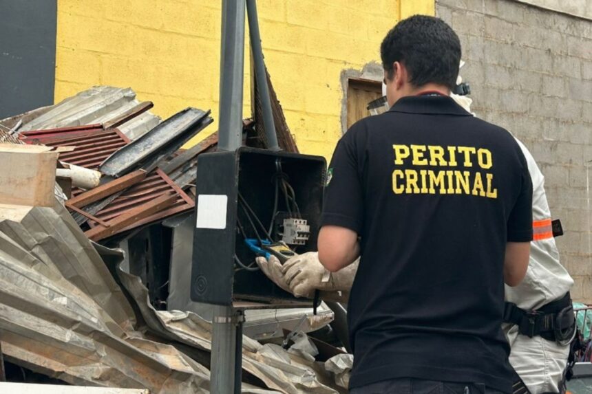 policiais e equipes de energia analisam suposto furto de energia enquanto olham padrão de energia em cuiabá