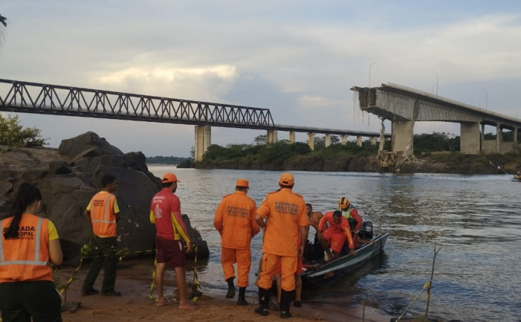 Ponte cai no Tocantins