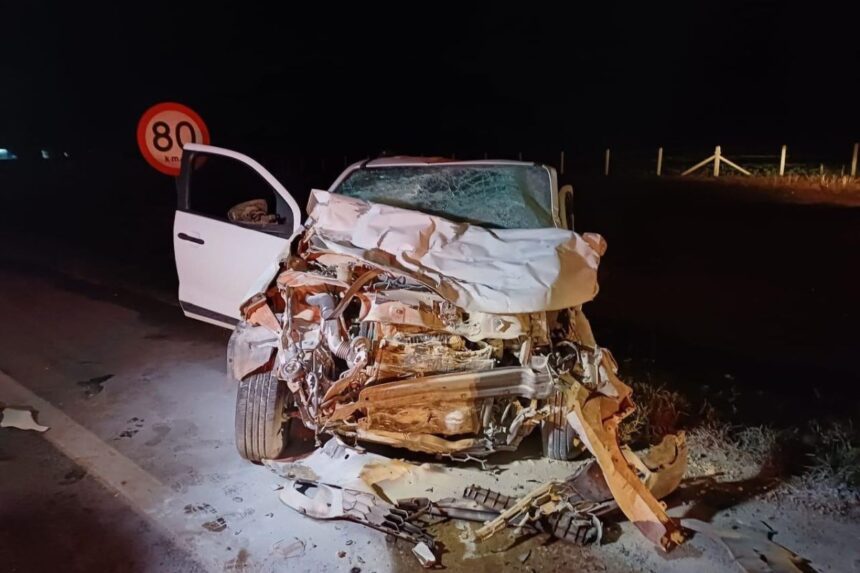 Imagem mostra carro de passeio destruído. Acidentes marcam fim de semana.