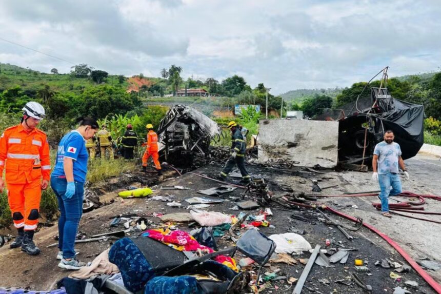 Pertences ficaram espalhados pela pista (Foto: Divulgação/Corpo dos Bombeiros)