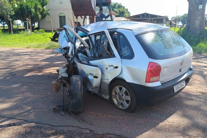 Carro destruído após acidente grave em rodovia de MS