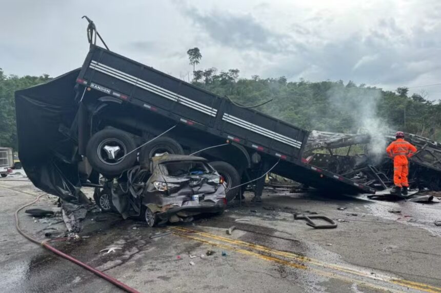 Grave acidente entre carreta, carro e ônibus que deixou 21 mortes (Foto: Divulgação/Corpo dos Bombeiros)