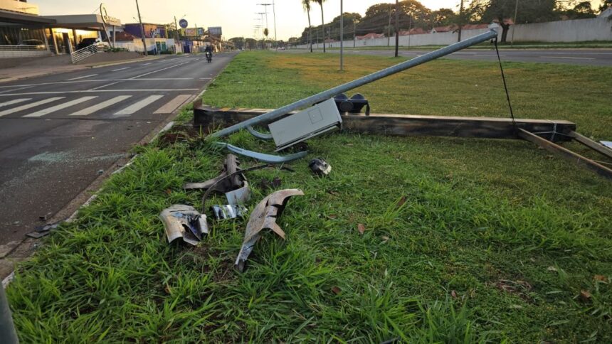 Semáforo caído em avenida